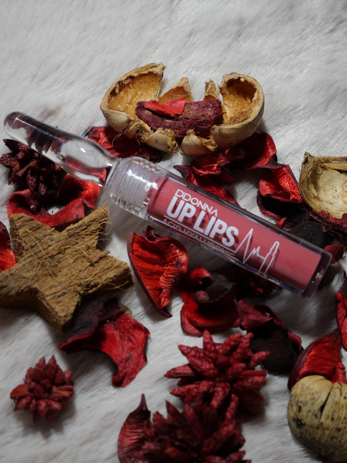 Rouge à lèvres liquide à base d'acide hyaluronique